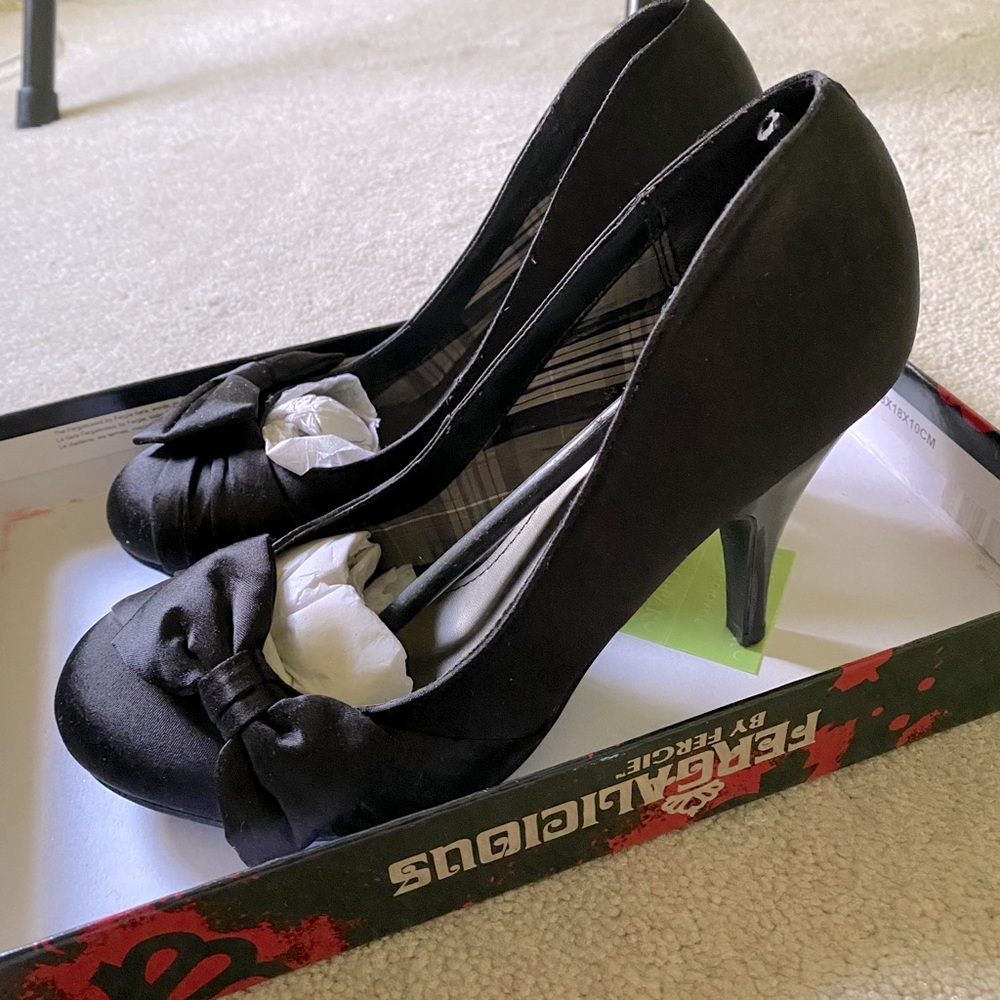 NEW Fergie Black Satin Pumps w Bow